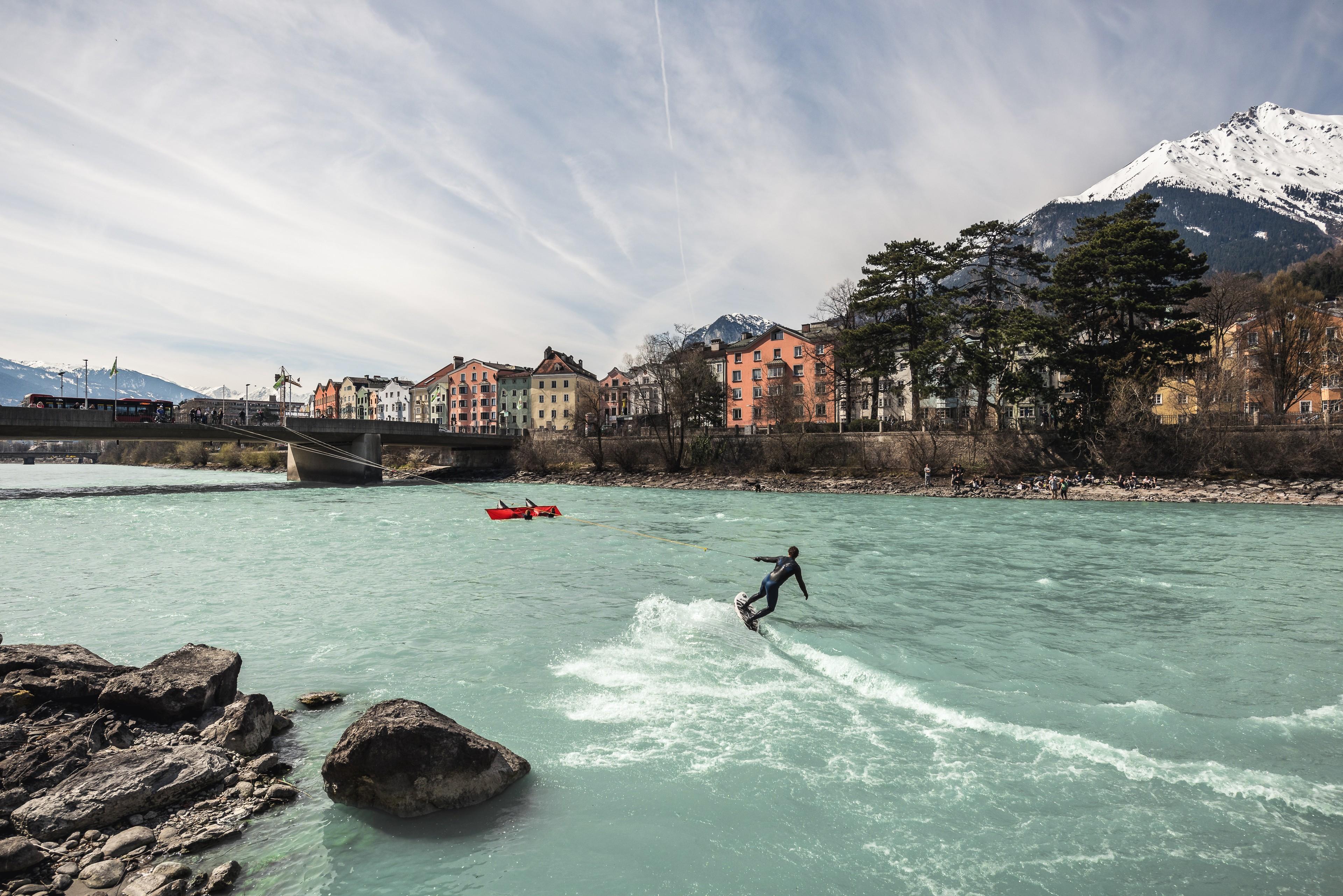 Ein Mann surft mit dem Upstream-Surfing-System auf dem Inn