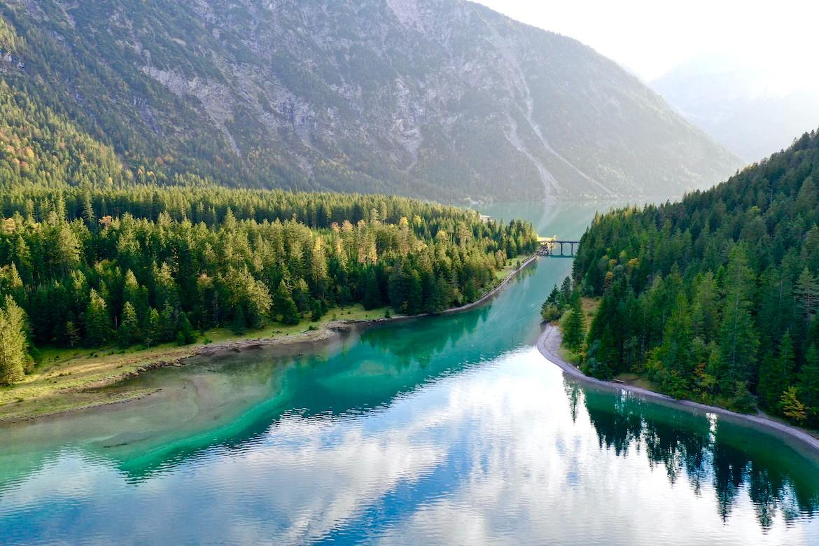 Der Plansee mit den Alpen im Hintergrund