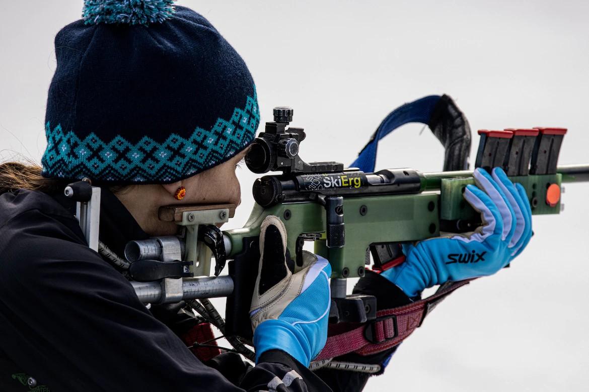 Eine Person blickt durch das Visier eines Biathlon-Gewehrs
