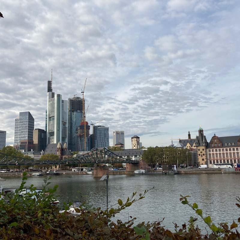 Der Schauplatz der Krimi-Tour: Frankfurt am Main mit Altstadt und Skyline