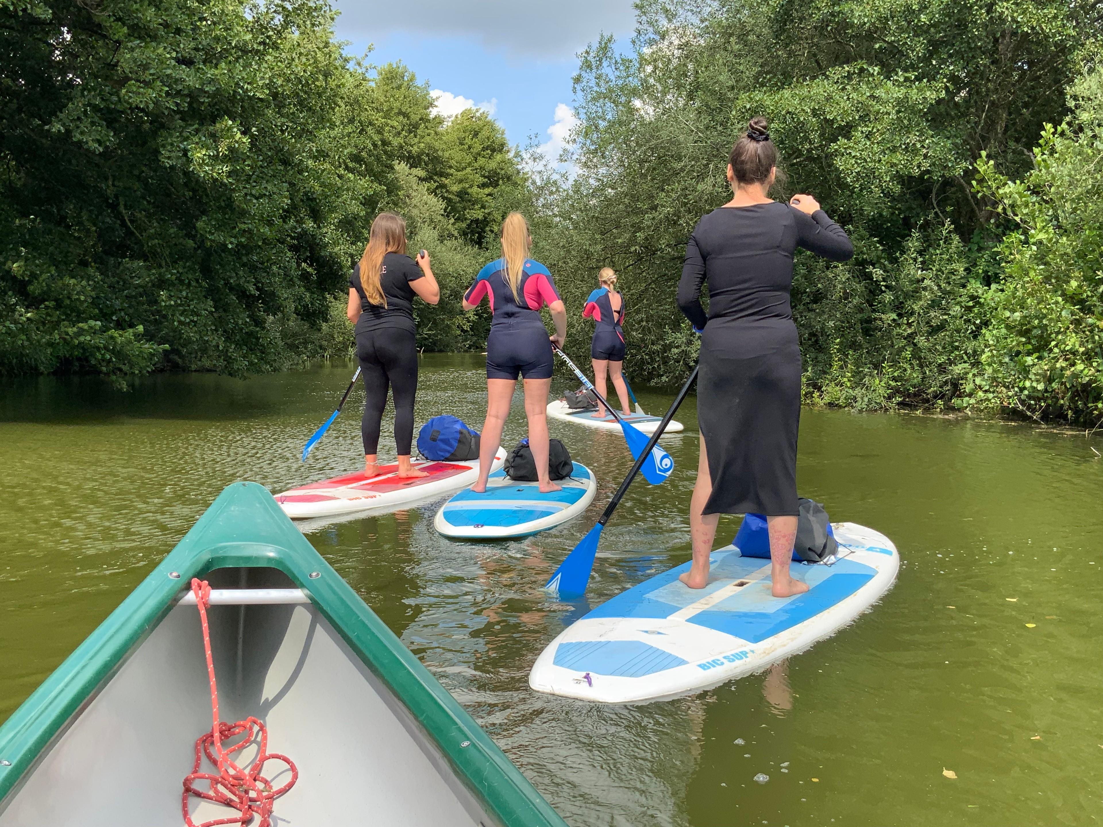 Eine Gruppe bei einer SUP-Tour im Dümmer Weserland