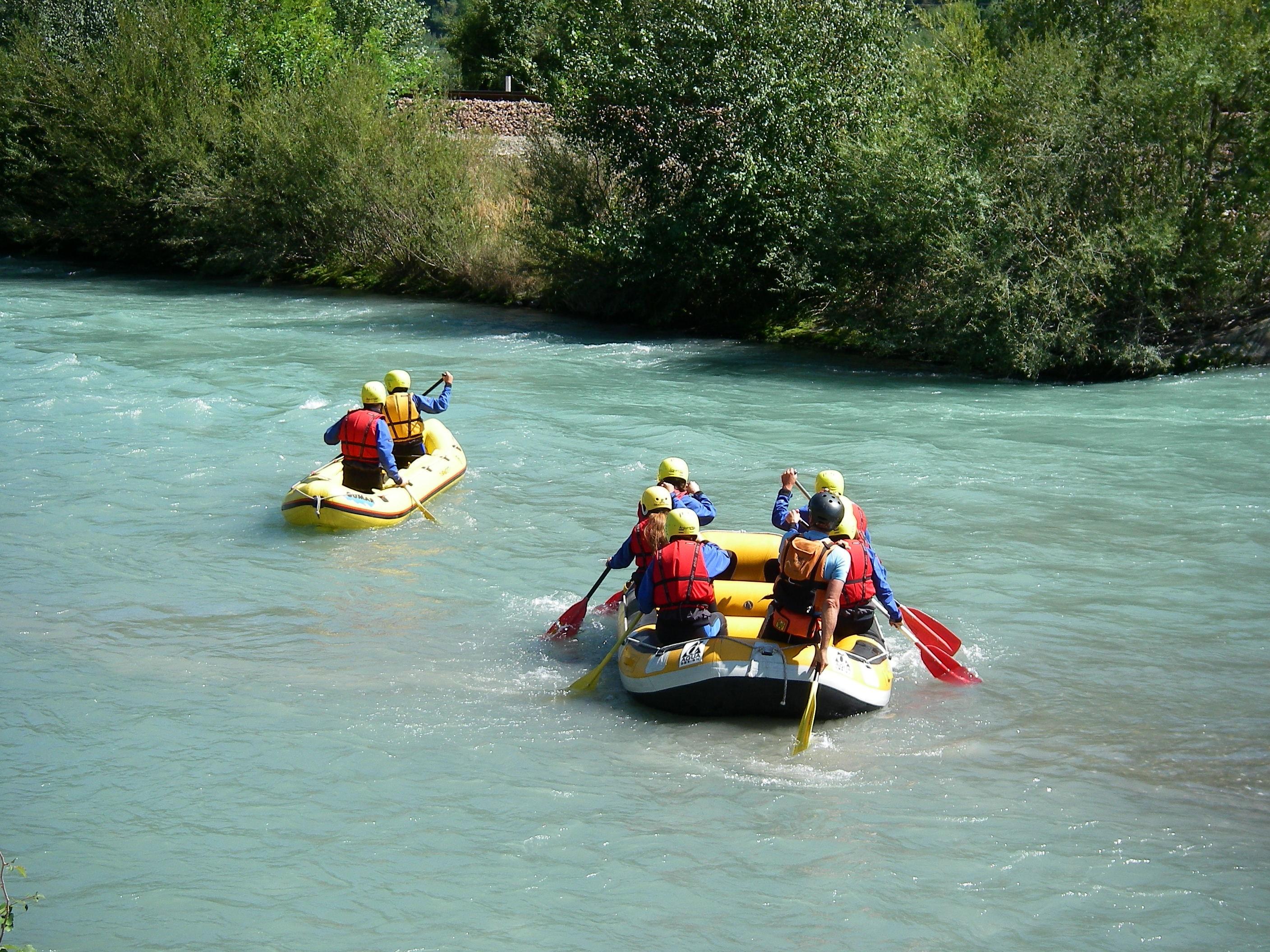 Eine Gruppe mit Schlauchbooten bei einer Bootstour auf der Isar