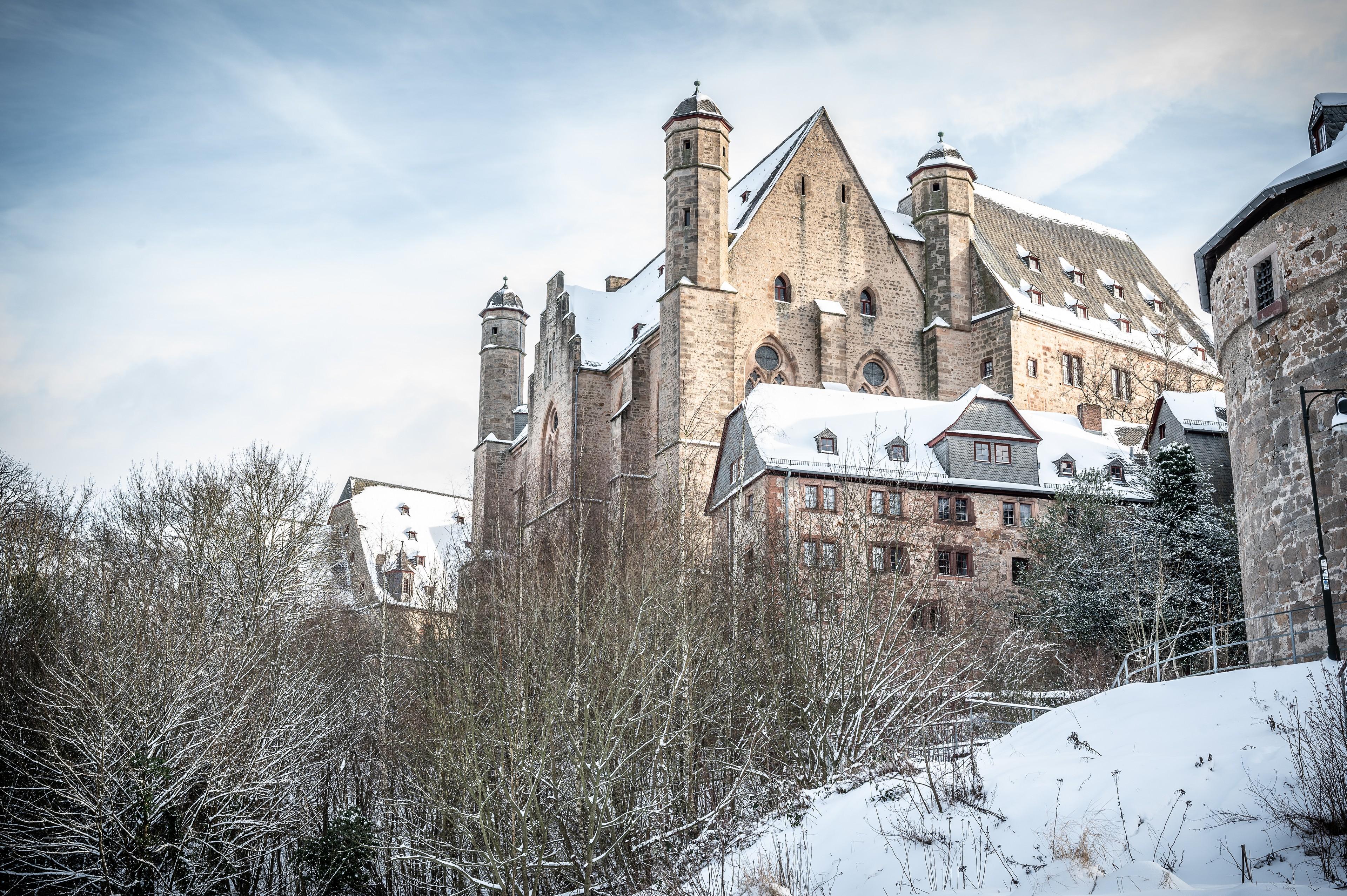 Blick auf das Marburger Landgrafenschloss im Winter