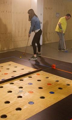 Eine Gruppe spielt Adventure Minigolf in Berlin