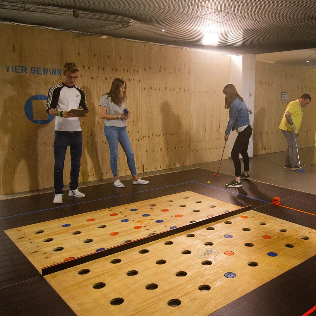 Eine Gruppe spielt Adventure Minigolf in Berlin