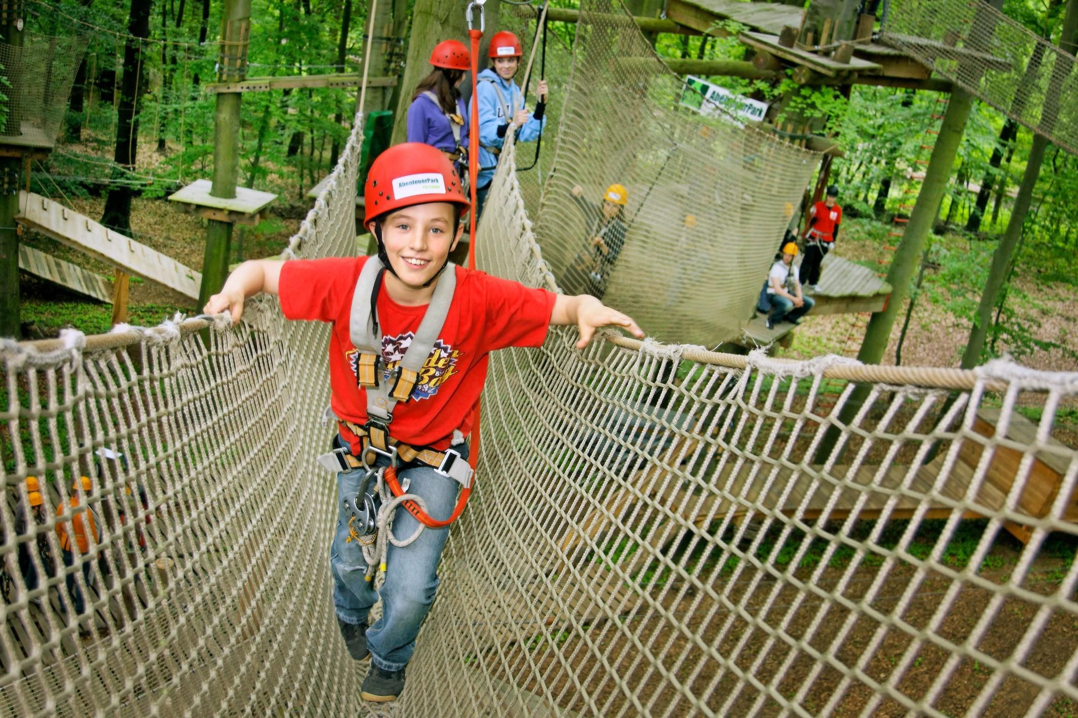 Ein Kind klettert im KletterPark Potsdam