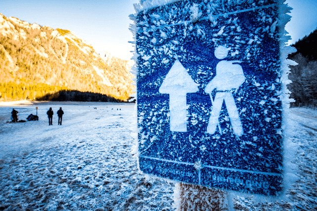 Wegweiser im 3-Seen-Gebiet bei Ruhpolding im Winter