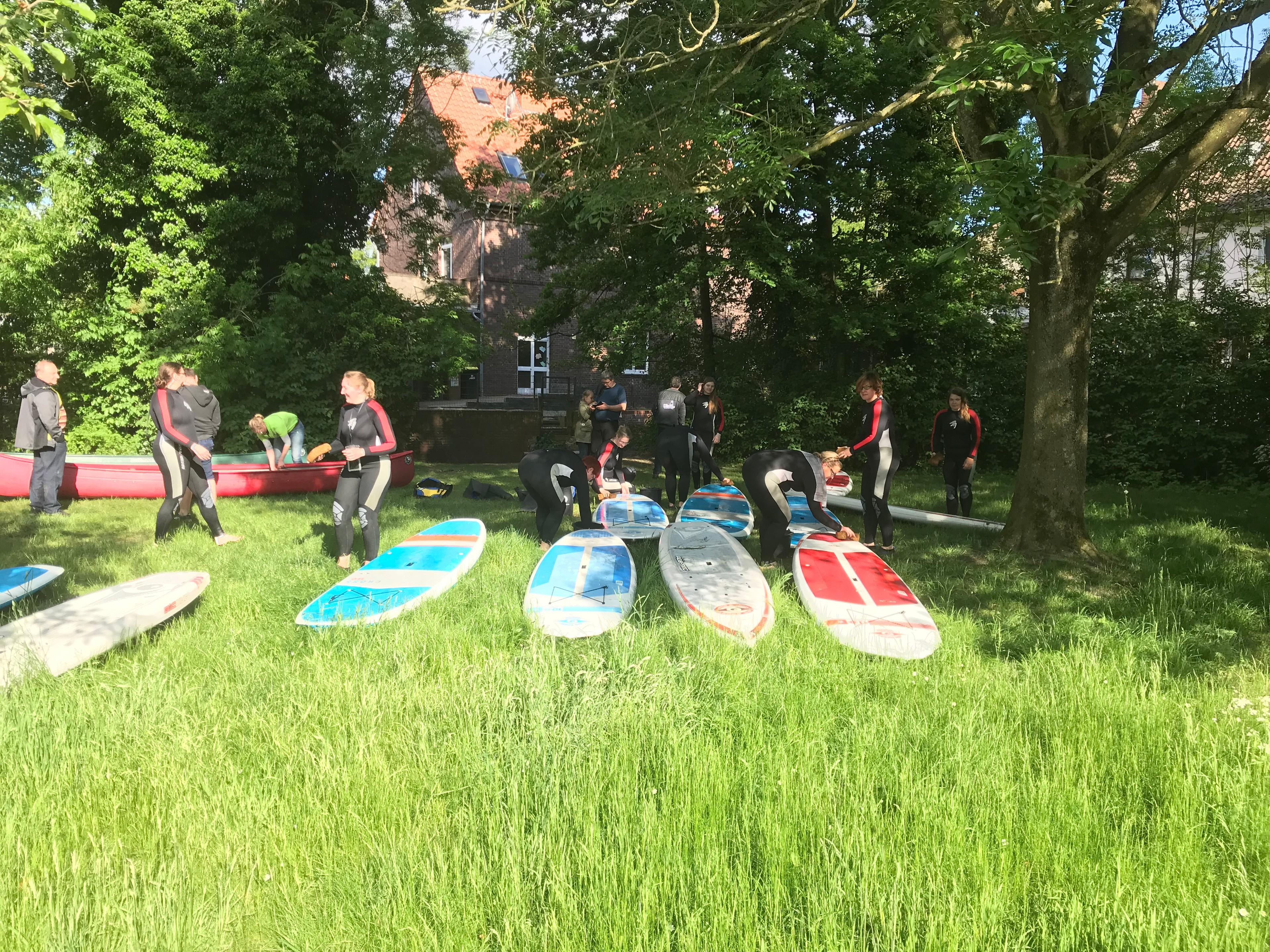 Eine Gruppe bei einer SUP-Tour im Dümmer Weserland