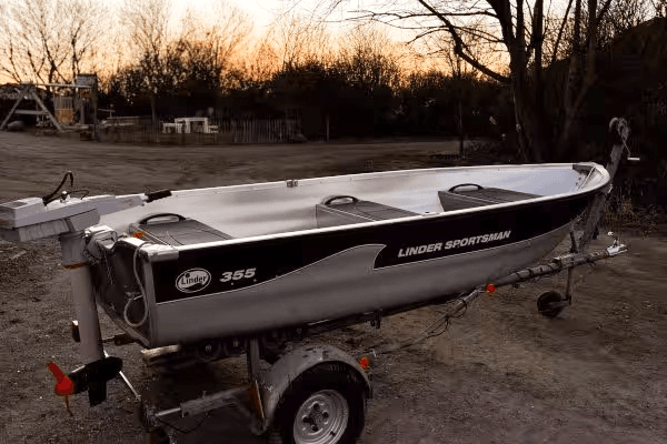 Ein Motorboot Linder 355 zum Verleih an der Schlei