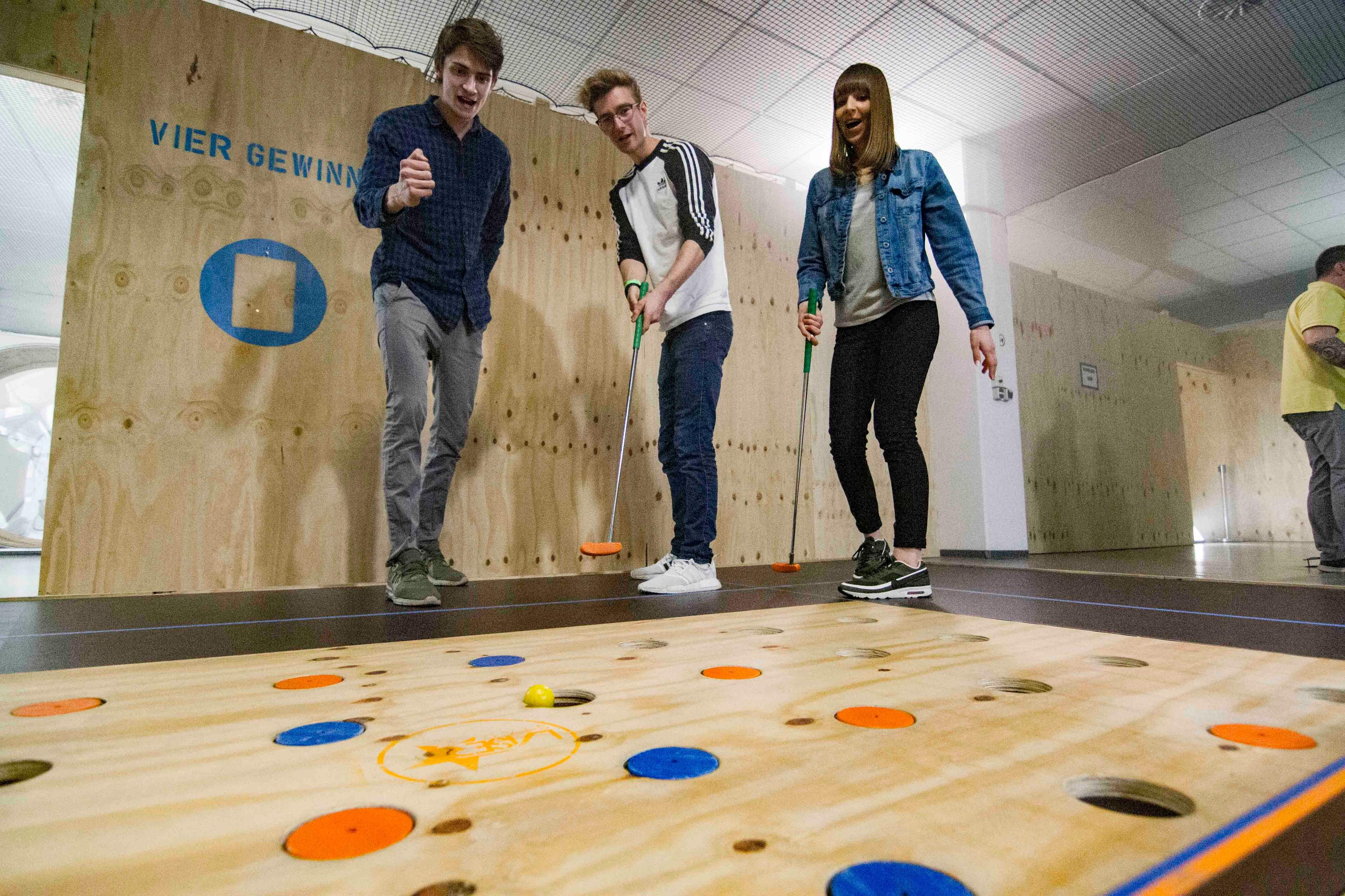 Eine Gruppe spielt Adventure Minigolf in Berlin