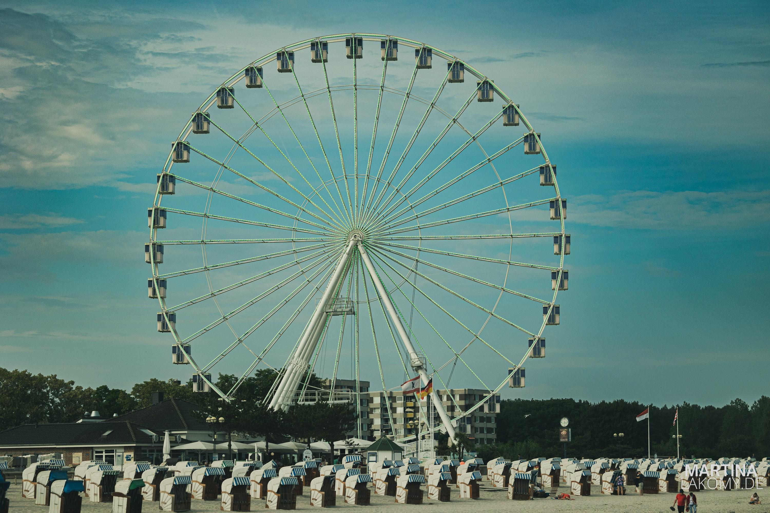 Riesenrad mit Strandkörben im Vordergrund