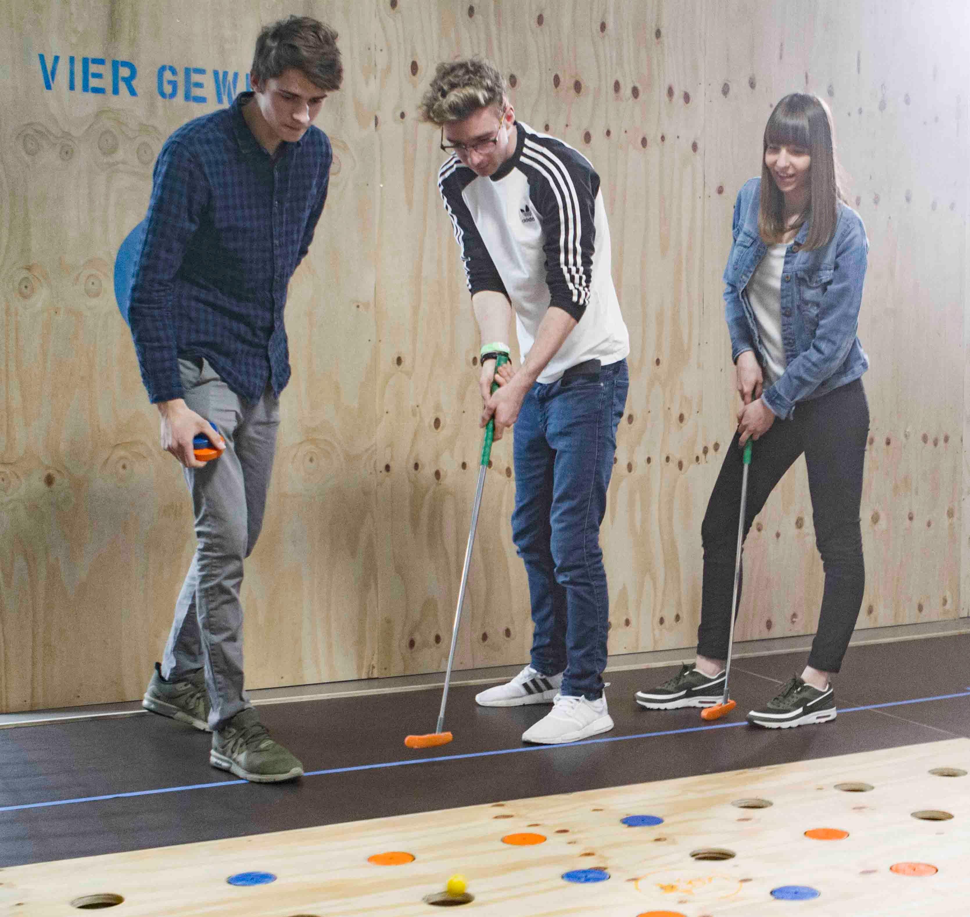 Eine Gruppe spielt Adventure Minigolf in Berlin