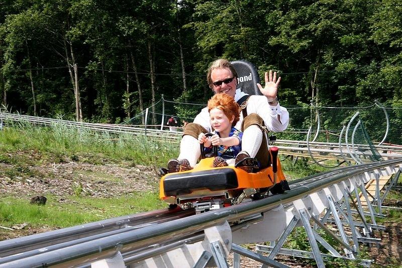 Ein Mann und ein Kind auf der Sommerrodelbahn Blomberg