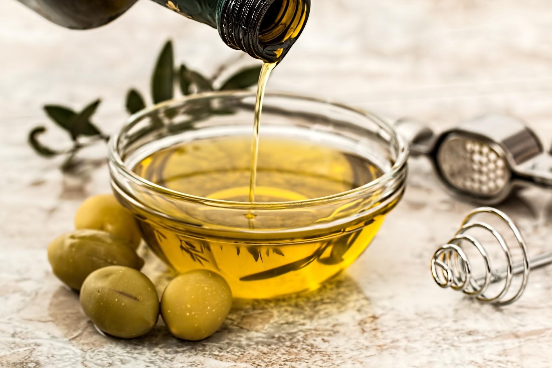 Schale mit Olivenöl und Oliven