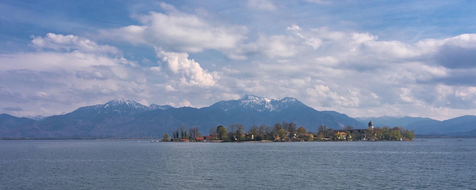 Chiemsee mit Alpen im Hintergrund