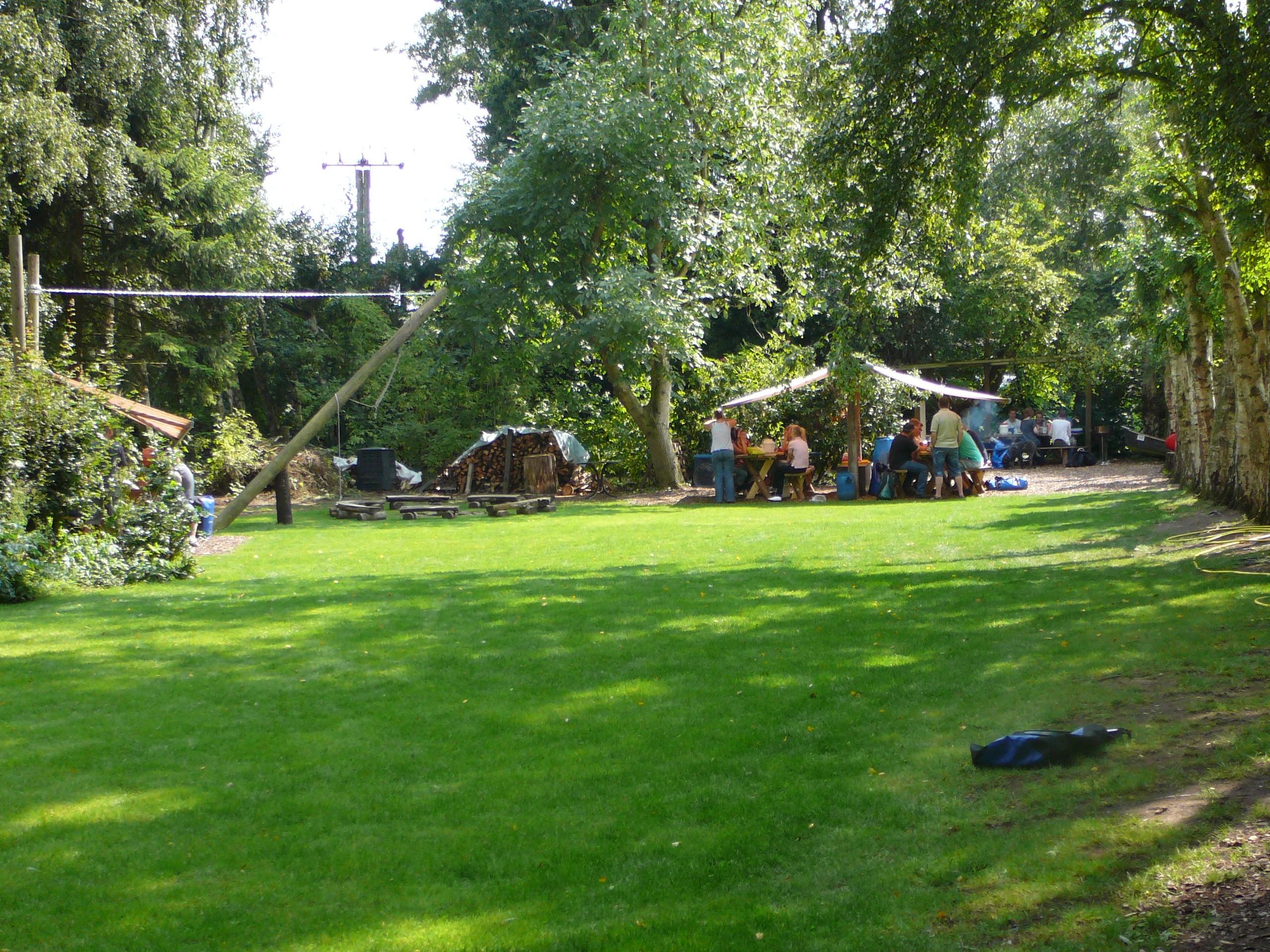 Rastplatz mit grüner Wiese an der Lohne