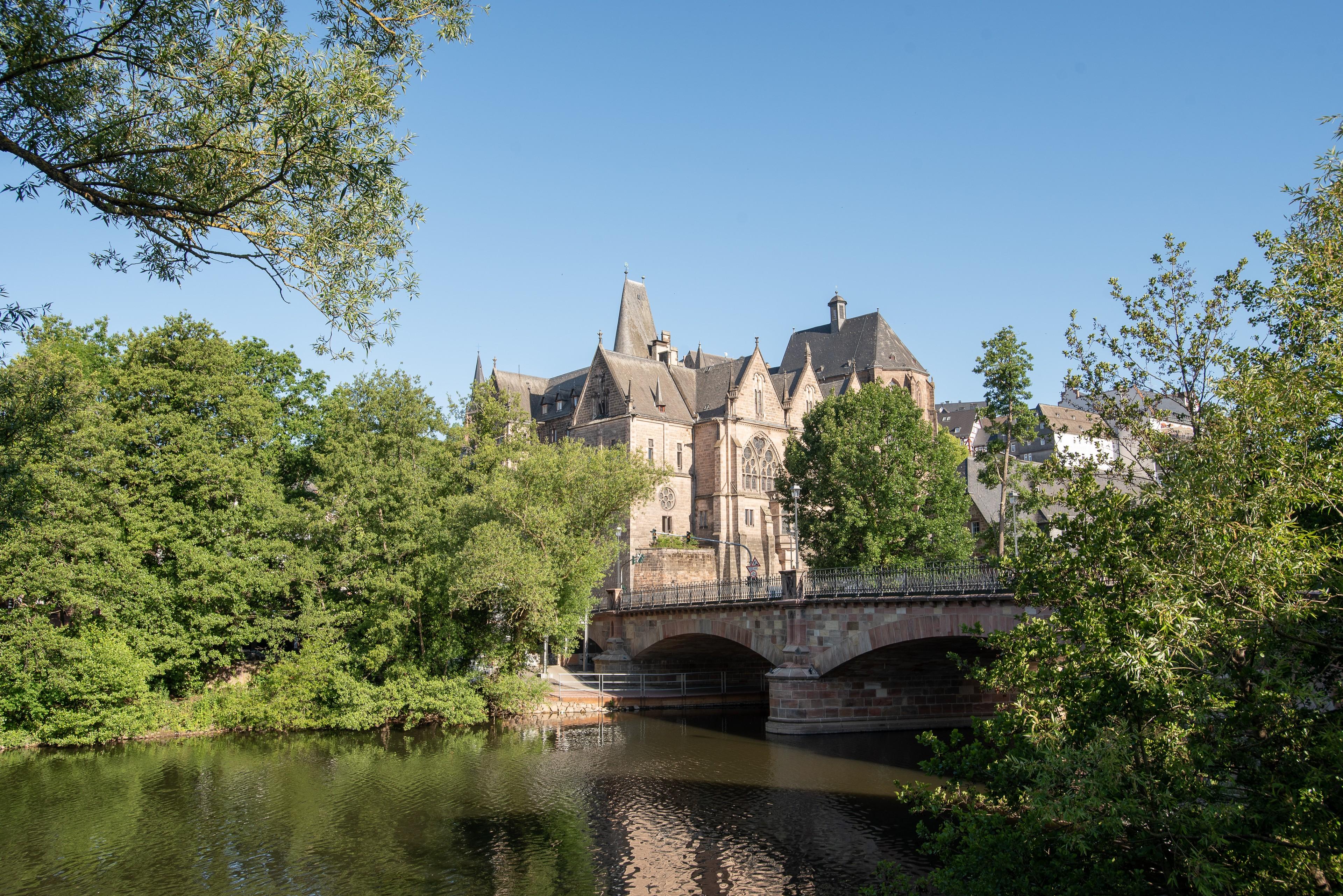 Blick über die Lahn auf die Marburger Altstadt