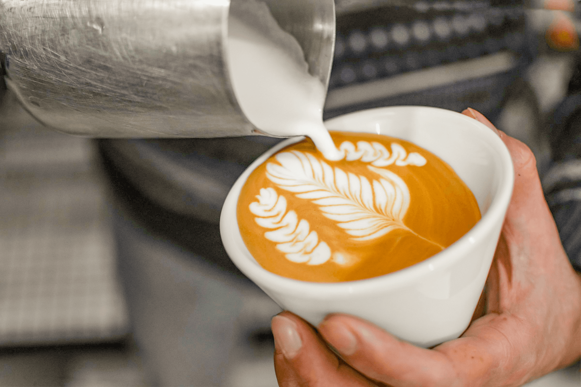 Latte Art in Form eines Blattes mit Verzierungen