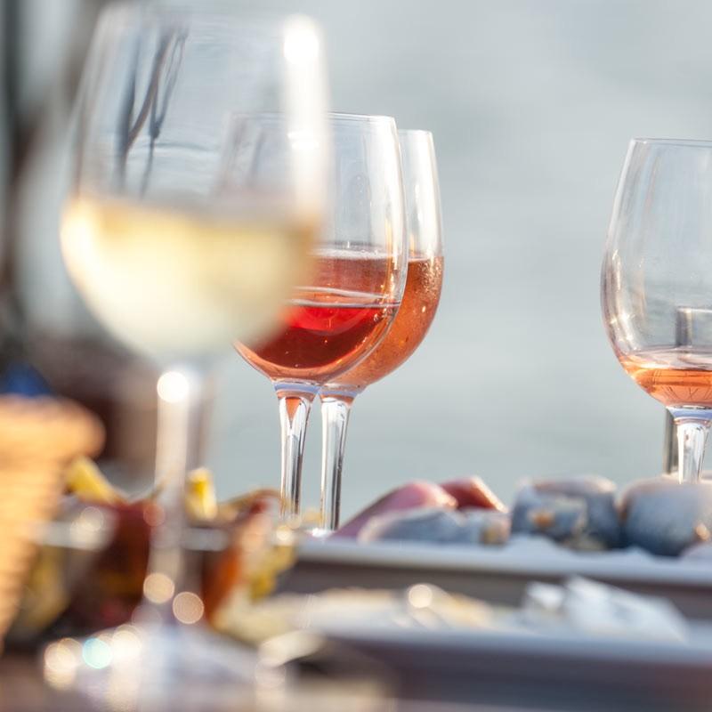 Weingläser stehen auf einem Tisch auf dem Segelschiff „Weisse Düne“