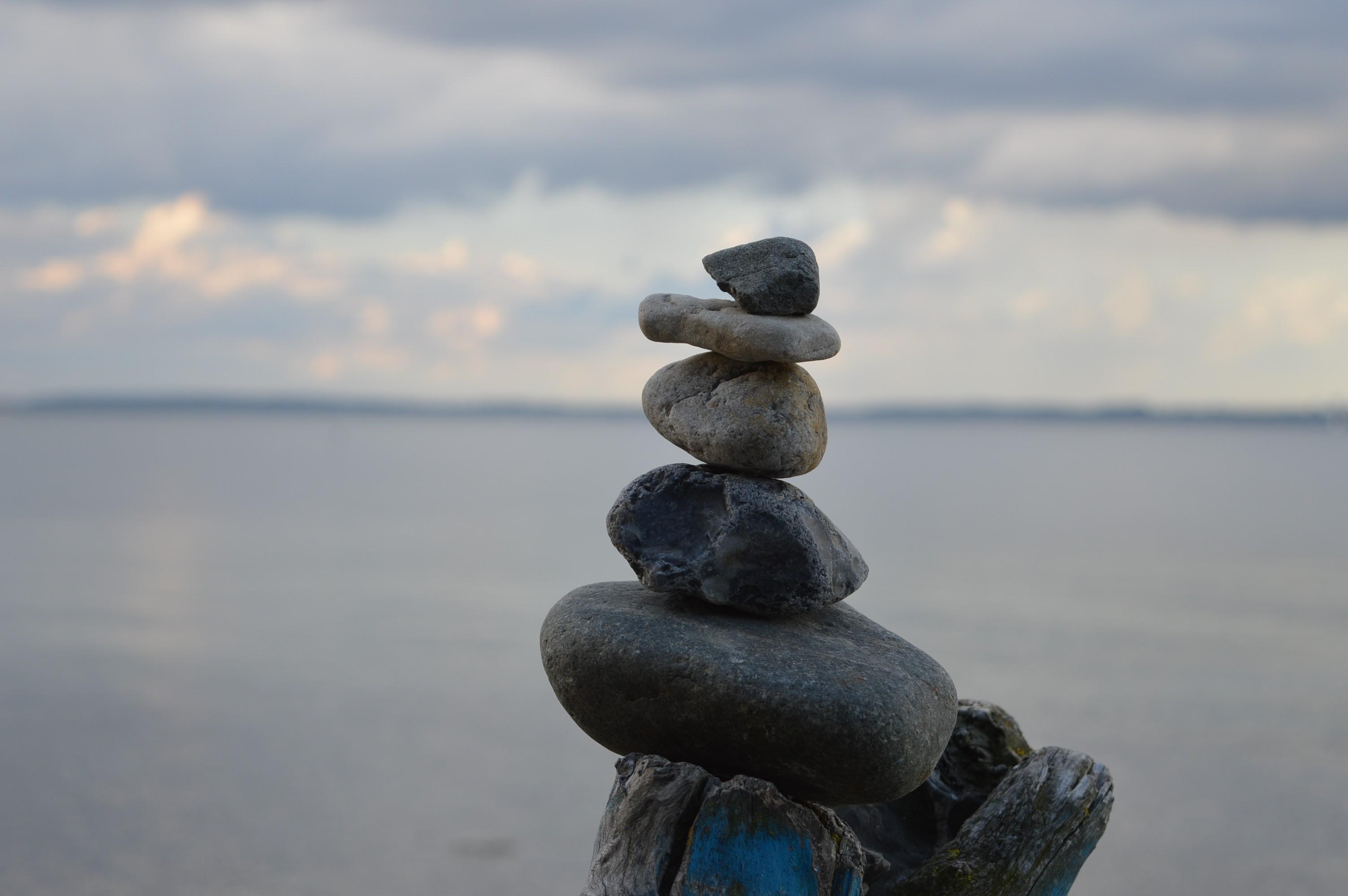 Ein Steinturm auf Fehmarn mit der Ostsee im Hintergrund
