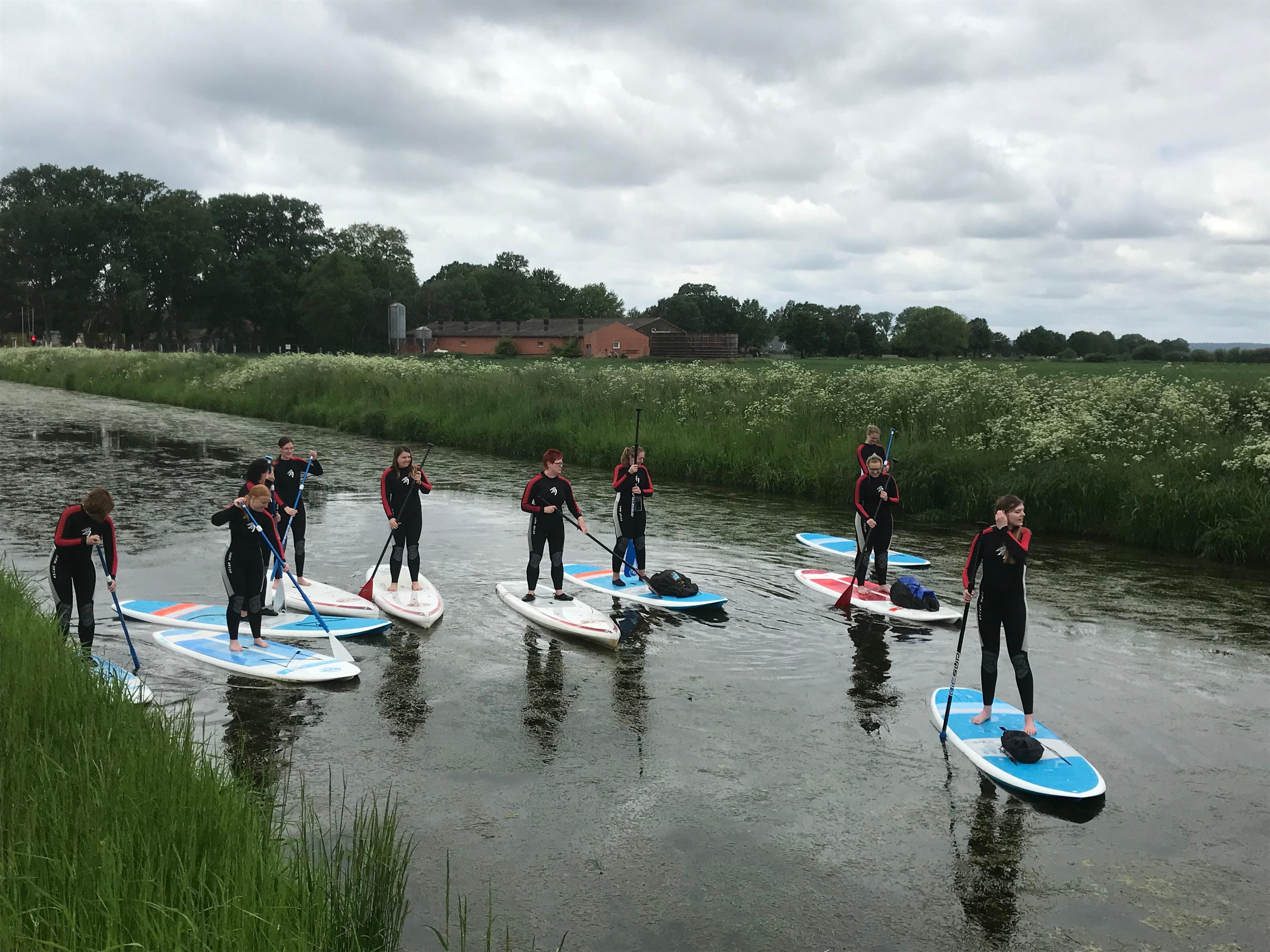 Eine Gruppe bei einer SUP-Tour im Dümmer Weserland