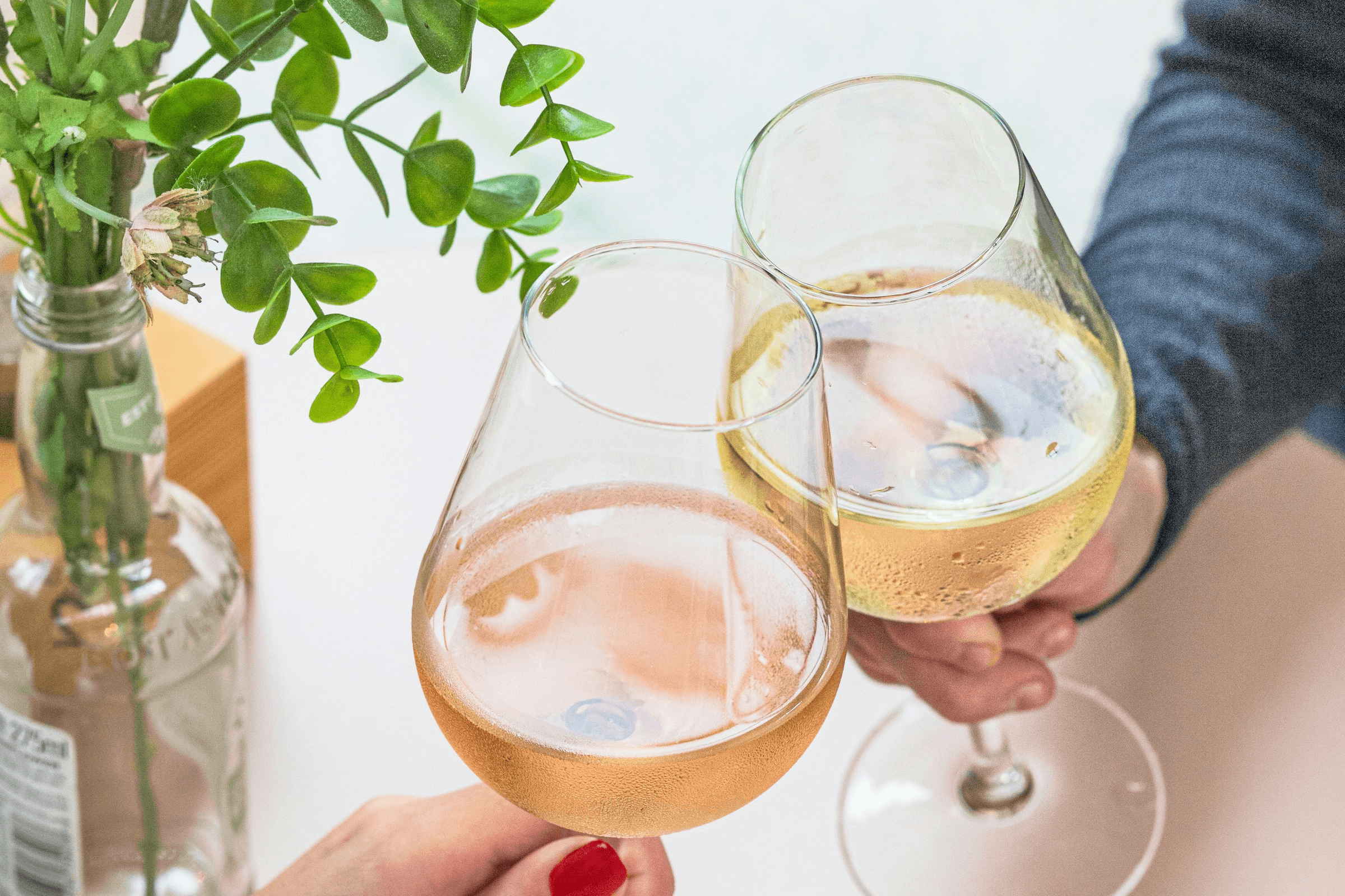 Weingläser mit Rosé- und Weißwein