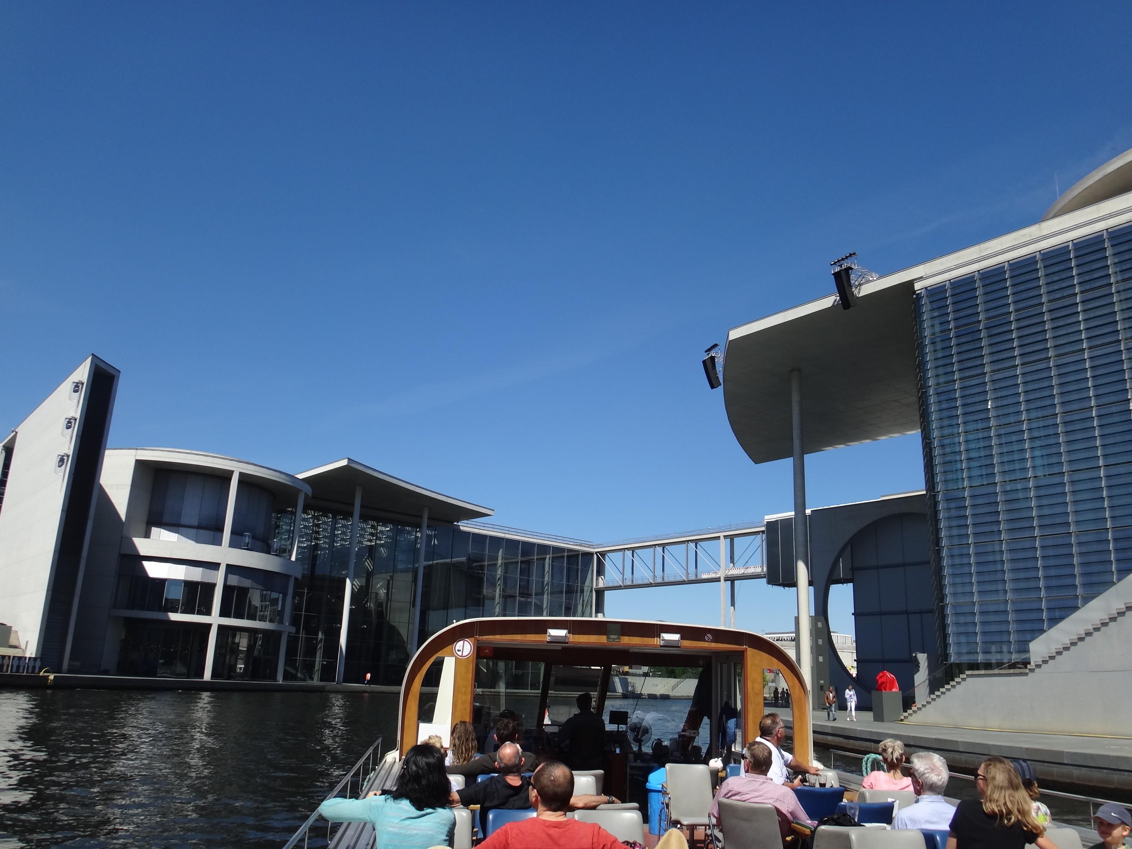 Personen auf einem Fahrgastschiff bei einer City-Tour auf der Spree durch Berlin