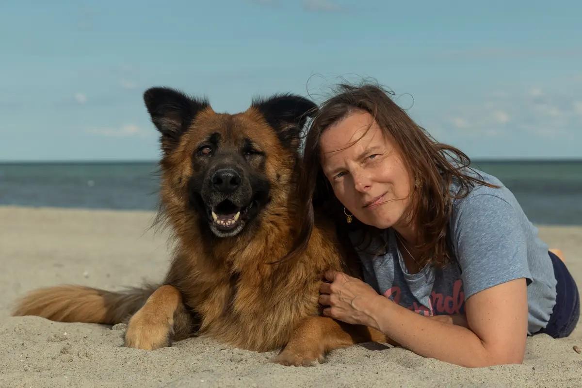 Ein Hund mit Besitzerin beim Hunde-Fotoshooting in Scharbeutz am Strand