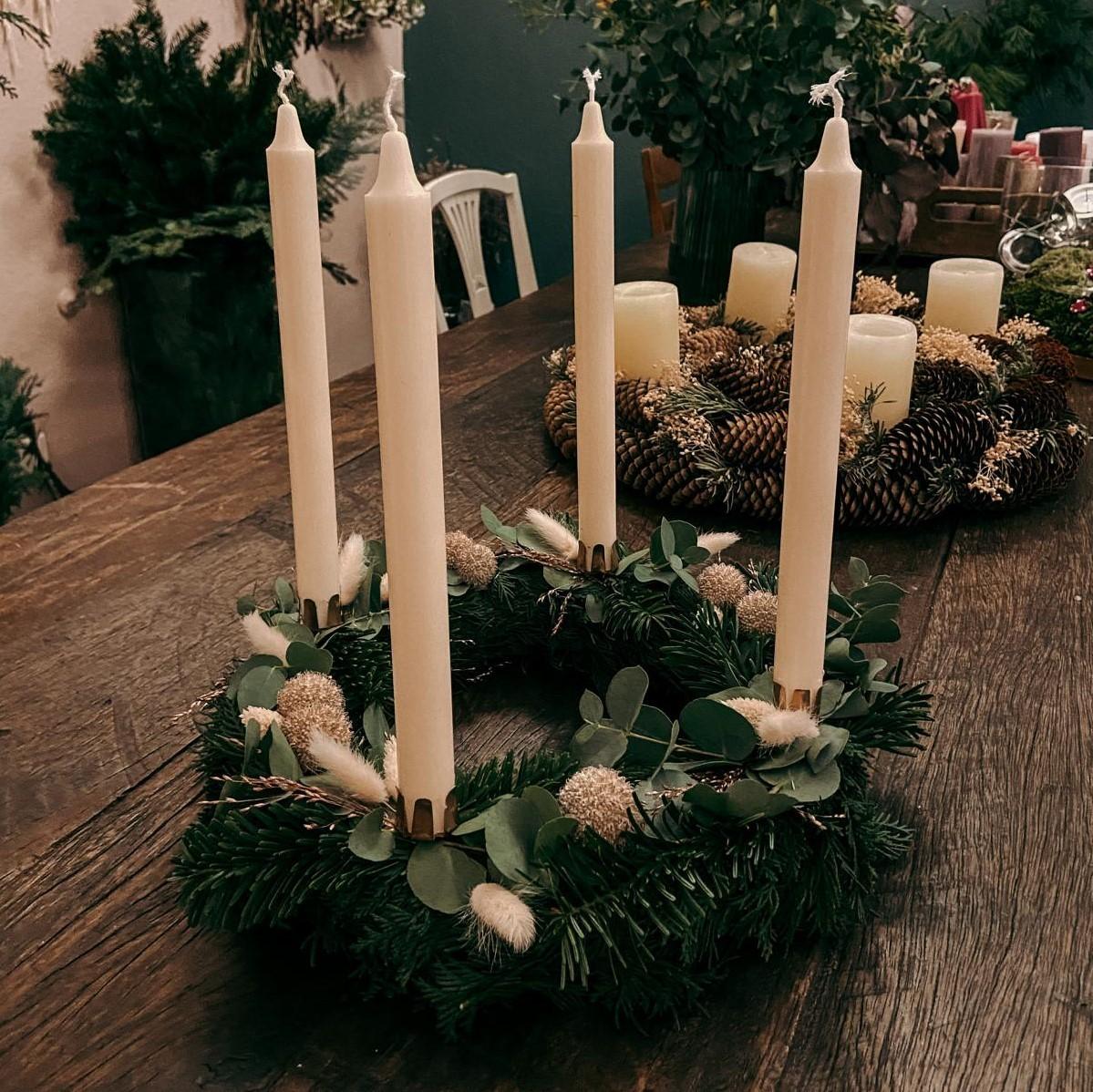 Adventskränze auf einem Tisch