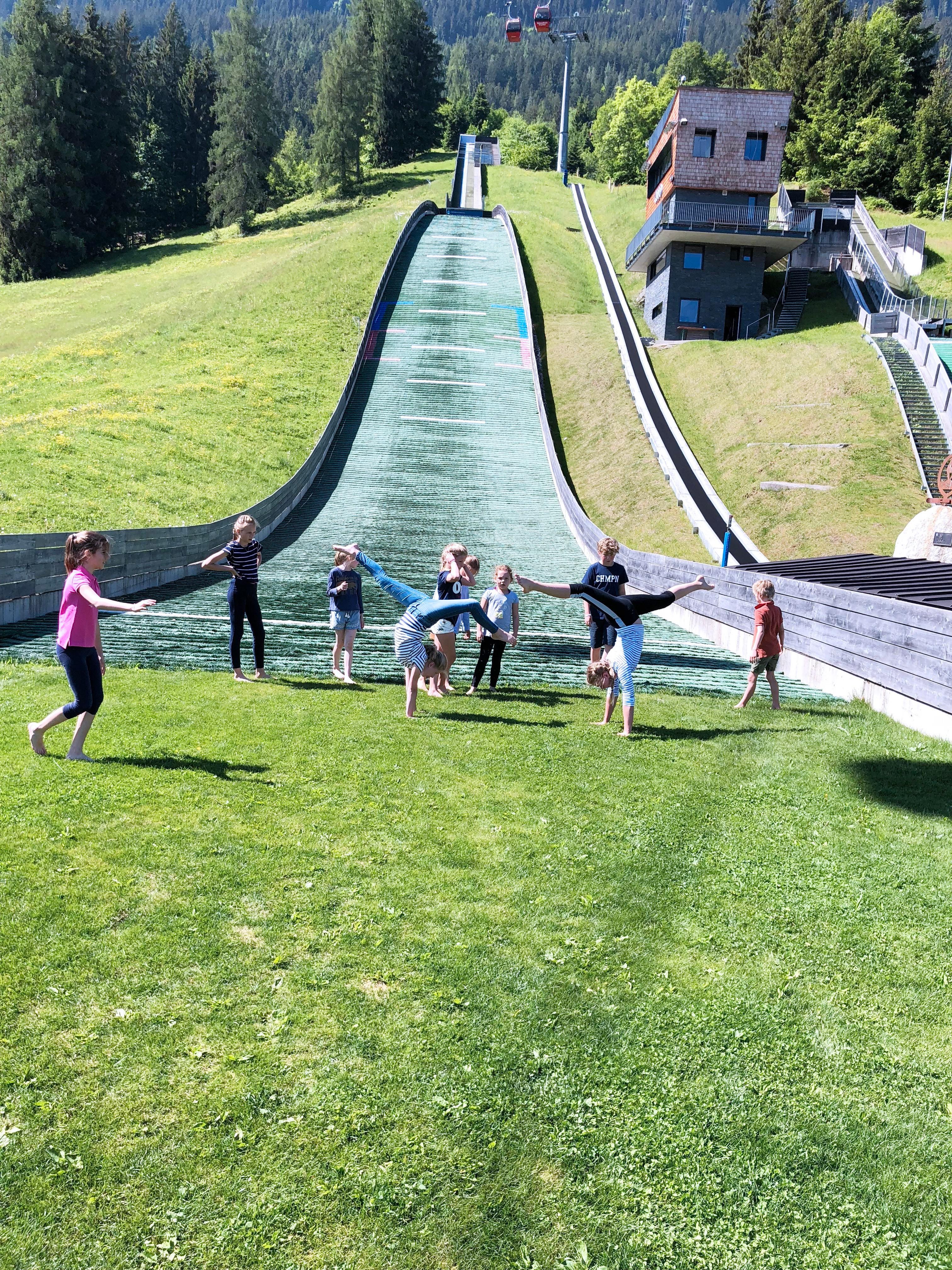 Kinder turnen beim Erlebniscamp in Reith bei Kitzbühel