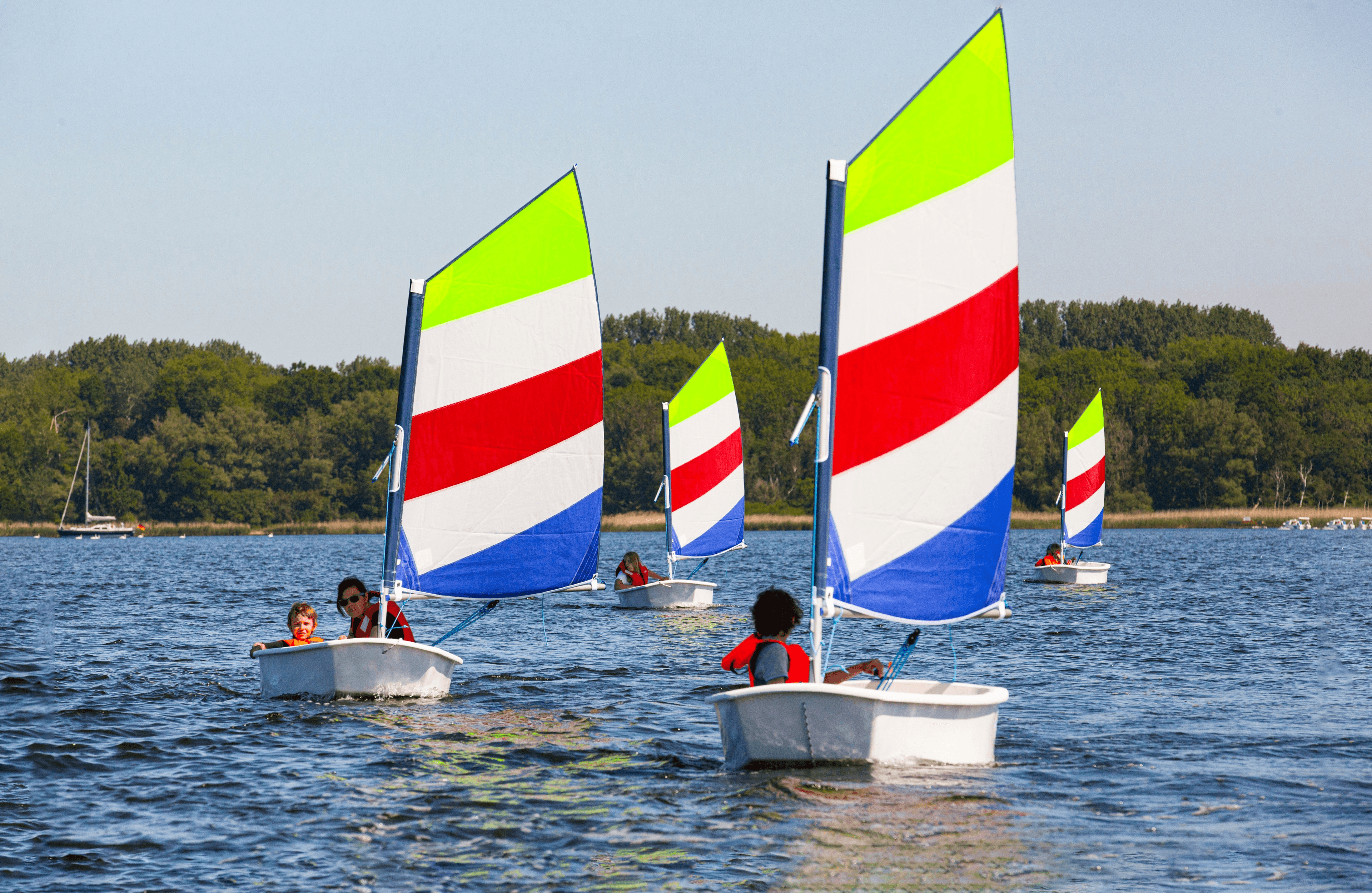 Kinder segeln bei einem Schnupperkurs in Travemünde