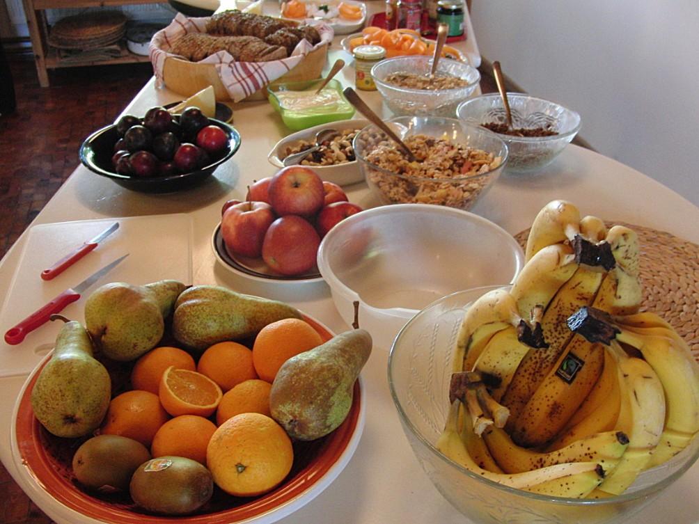 Obst und Müsli auf einem Tisch
