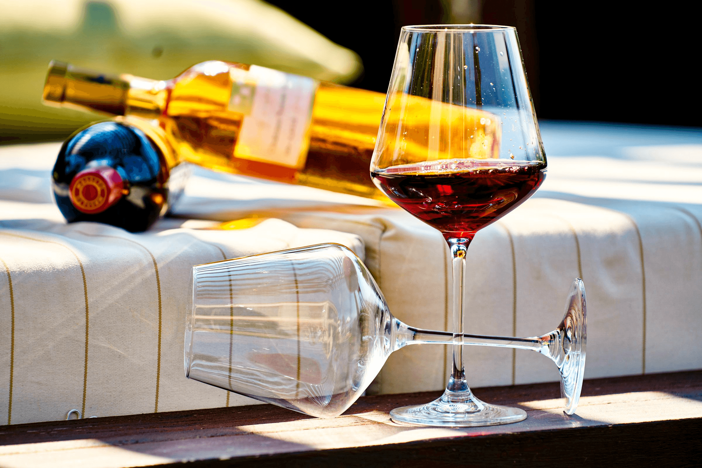 Weinflaschen und Weingläser auf einem Tisch