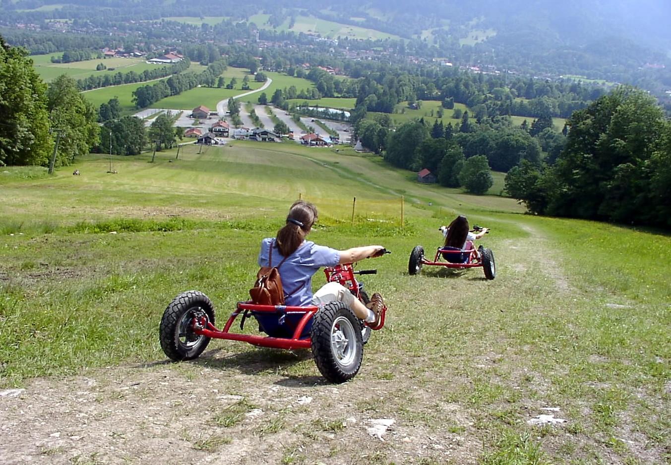 2 Personen fahren mit Bullcarts in Lenggries