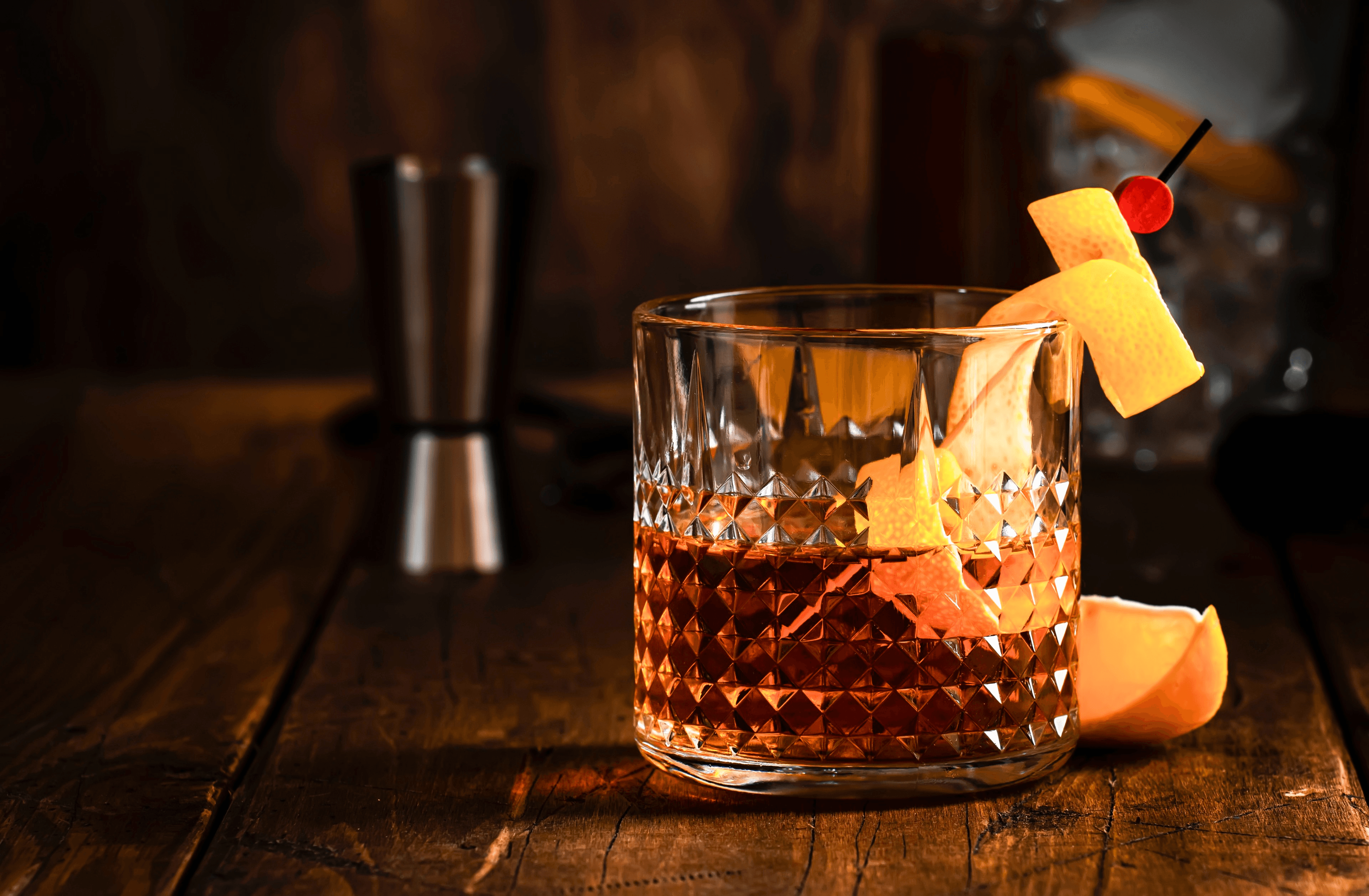 Ein Glas mit dem Cocktail Sazerac