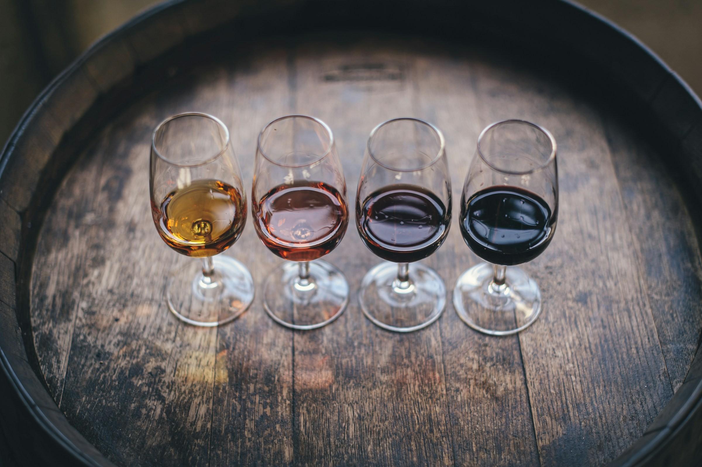 4 Gläser Portwein mit unterschiedlicher Färbung bei einem Tasting