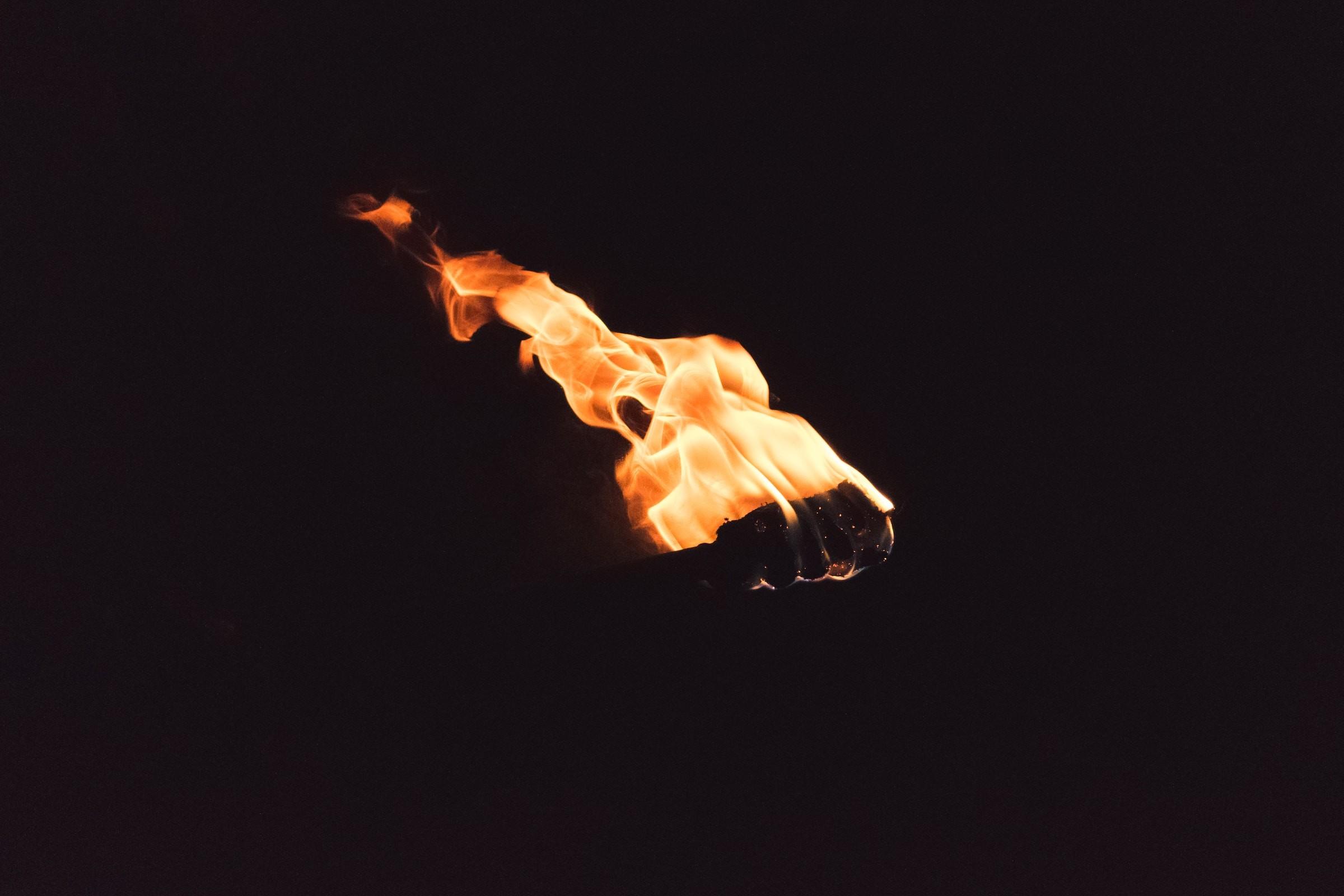 Brennende Fackel in der Nacht
