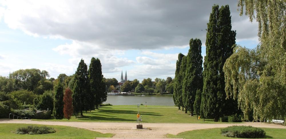 Ein See mit Bäumen in Lübeck