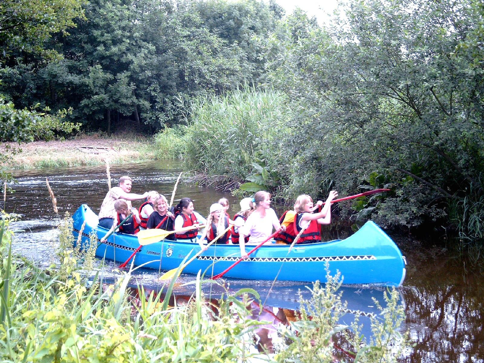 Eine Gruppe in einem Kanu bei einer Kanutour im Dümmer Weserland