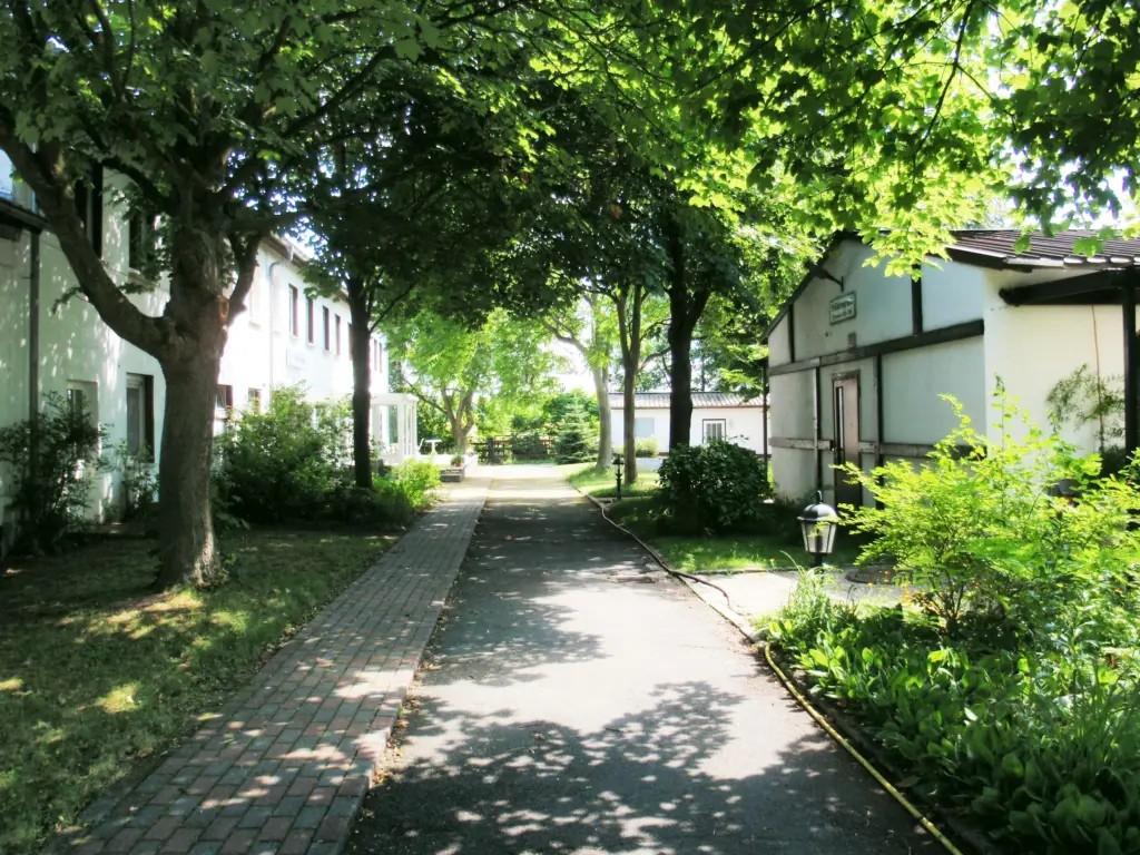 Häuser auf dem Gelände von „Aloha am See“, wo das Breathwork-Retreat stattfindet