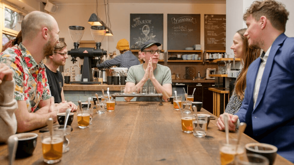 Eine Gruppe bei einer Kaffeeverkostung in Leipzig