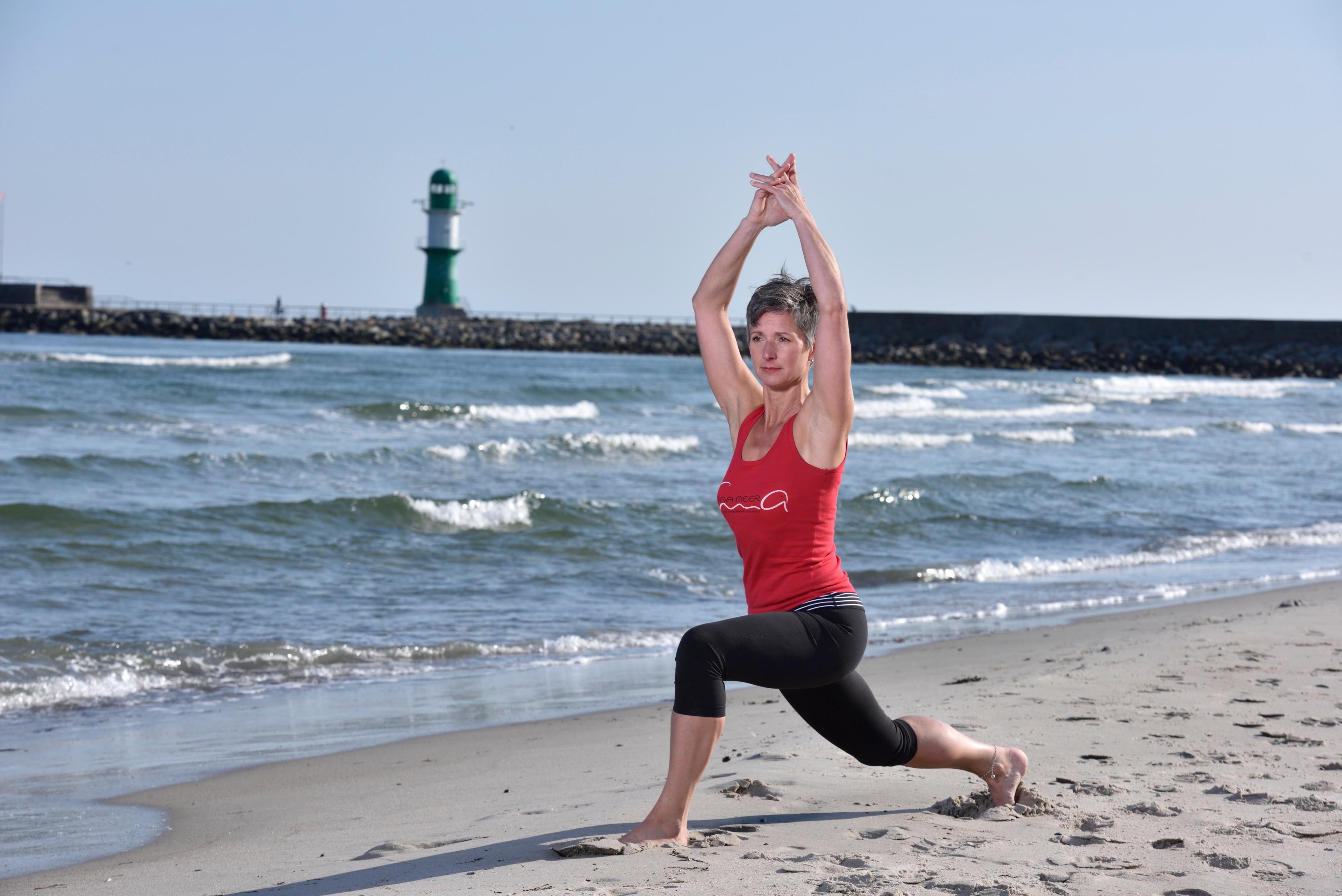 Yogalehrerin Corinna Lange macht Yoga am Strand von Warnemünde