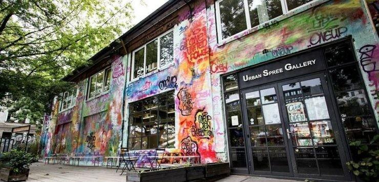 Blick auf die bemalte Fassade der Urban Spree Gallery