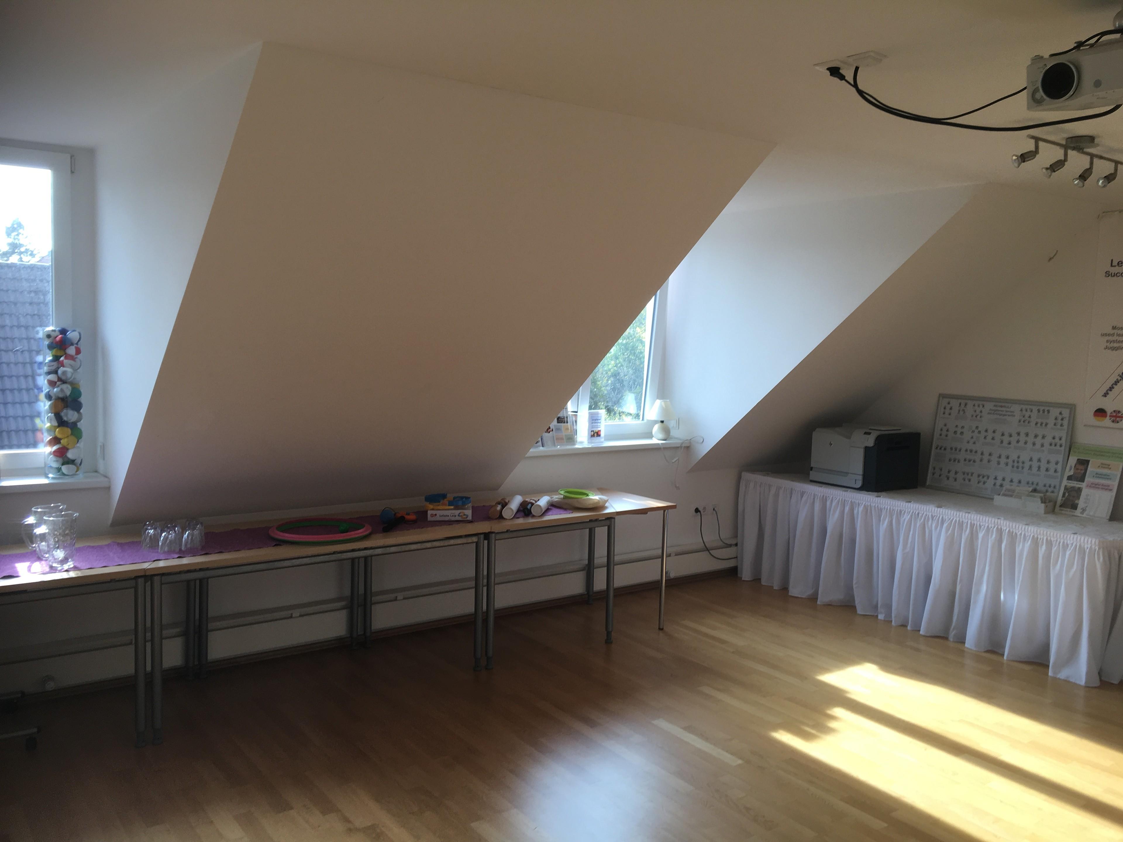 Ein Raum mit Dachschrägen, in dem Kurse der Jonglierschule München stattfinden