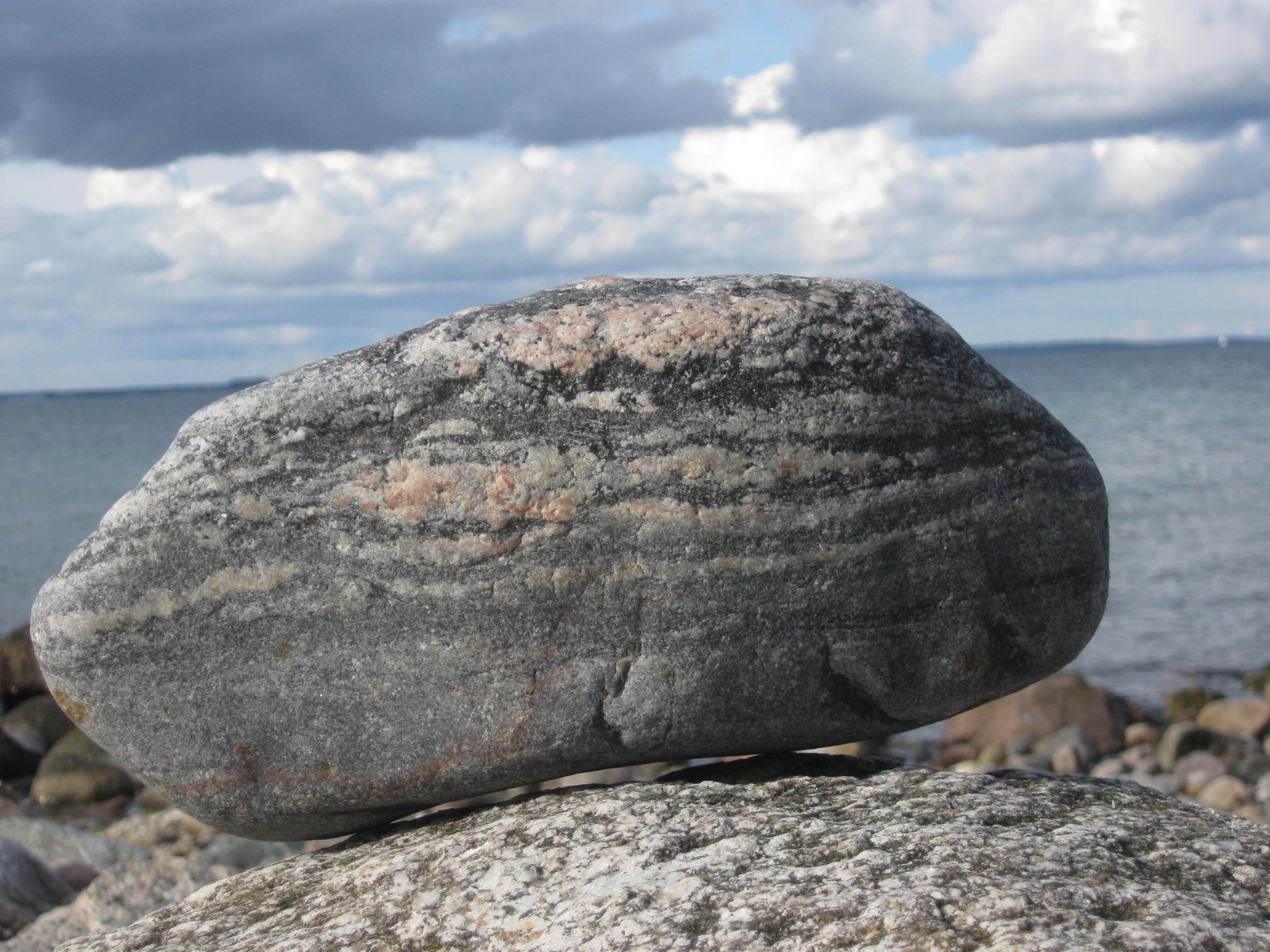 Ein großer, grauer Stein an der Ostsee