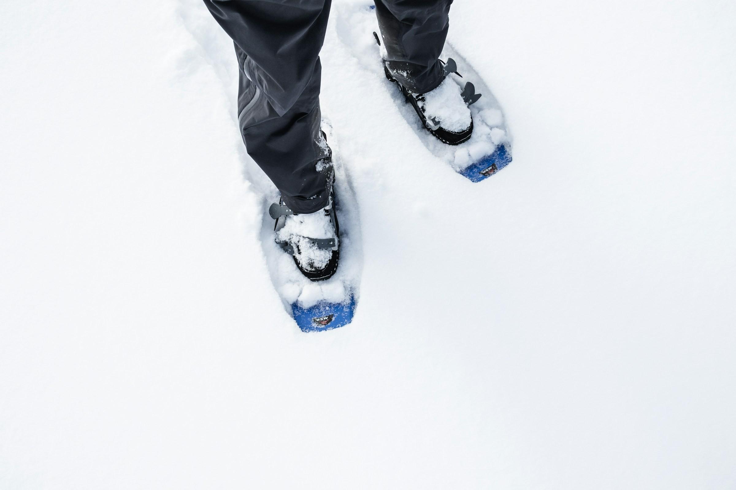 Blaue Schneeschuhe im Schnee