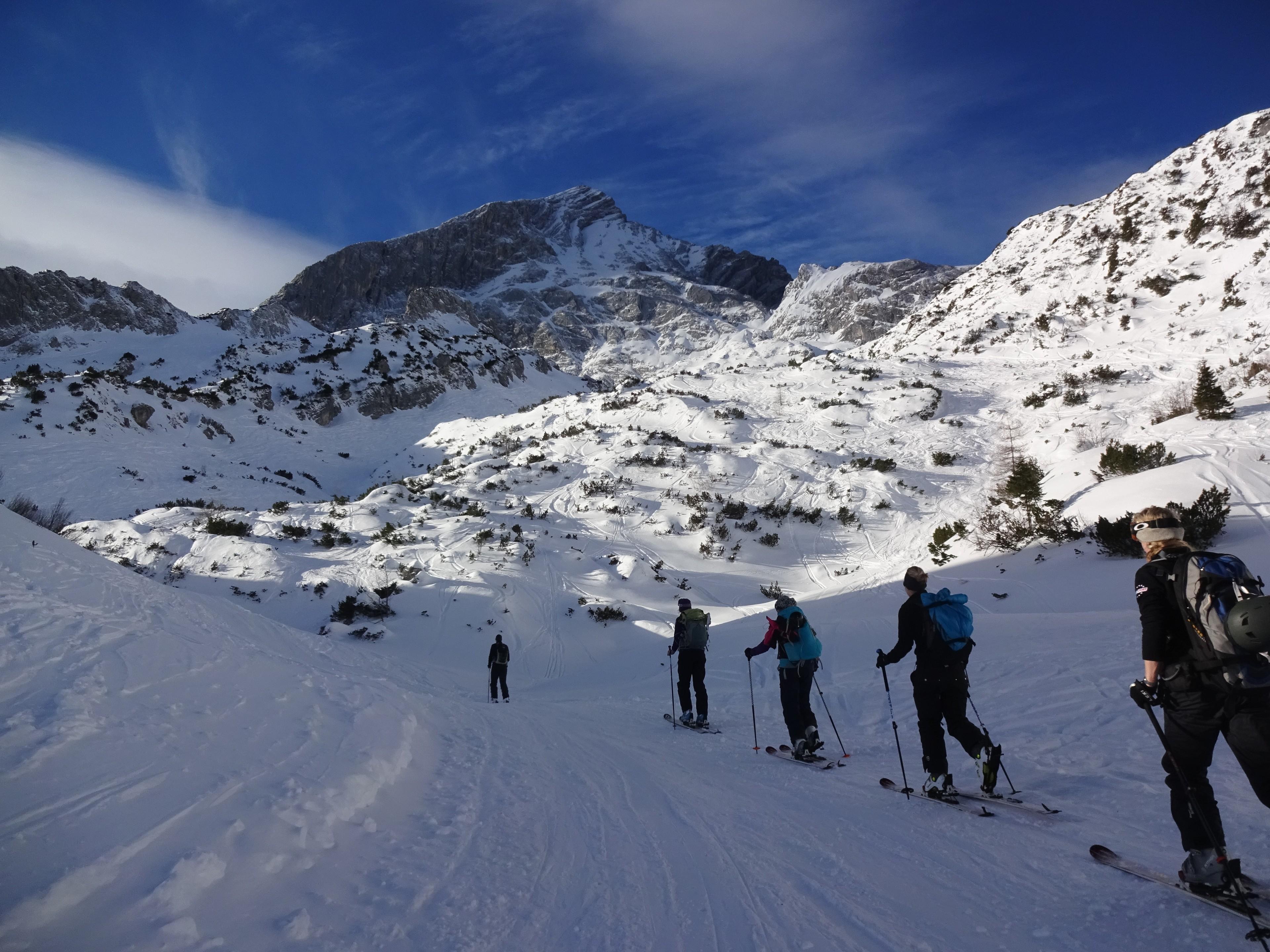 Eine Gruppe geht bei einem Skitouren-Kurs von Andreas Biberger im tiefen Schnee in den Alpen