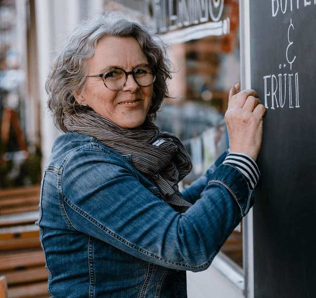 Die Künstlerin Babett Büttner gestaltet mit Handlettering ein Schild