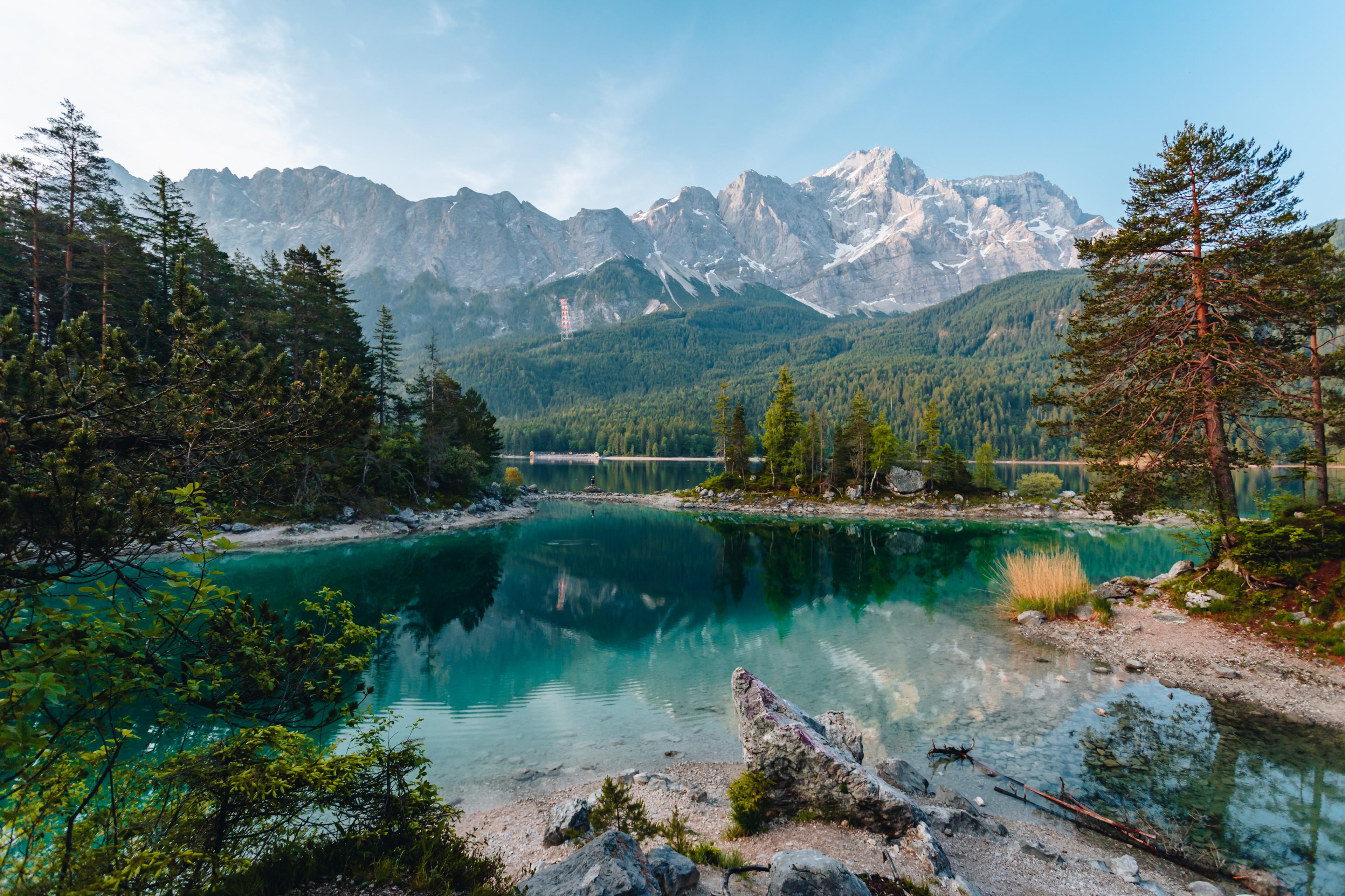 Der Eibsee mit den Alpen im Hintergrund