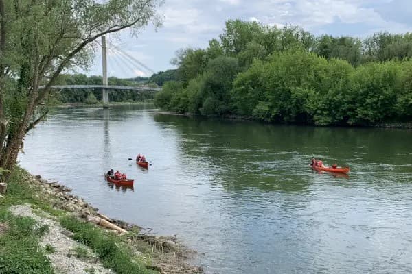 3 Kanus auf der Donau bei Regensburg